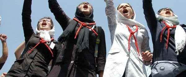 Irakees leger valt Iraans vluchtelingenkamp binnen Op vrijdag 8 april zijn Iraakse veiligheidstroepen het Iraanse vluchtelingenkamp Ashraf binnengetreden. Nadat verschillende bronnen varieerden in hun schatting van het aantal slachtoffers, stelden VN waarnemers op 15 april vast dat er 34 doden waren gevallen.