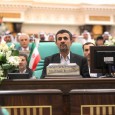Ahmadinejad achter Assad Ahmadinejad heeft fel uitgehaald naar de dictatoriale monarchen in de Golfregio. Hij beschuldigde de Arabische monarchen van het toepassen van een dubbele moraal inzake Syrië. Er zal gekozen moeten worden voor een radicale koerscorrectie om de invloed van “Israel en haar bondgenoten” in de regio tegen te kunnen gaan.